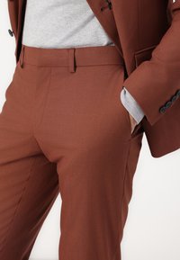 Isaac Dewhirst THE FASHION PEAK SLIM SUIT - Κοστούμι - chestnut