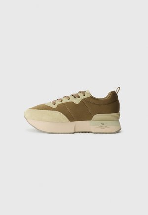 Brune og kremfargede sneakers med teksturert semsket tå, kanvasskonstruksjon og gummisåle. Har en pull-tab og nøytrale detaljer.