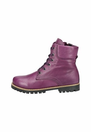 Bottines en cuir violet avec semelle en caoutchouc noir, lacées à l'avant, col rembourré et détails de couture sur les côtés.