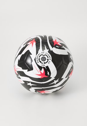 Svart og hvit fotball med røde stjerne mønstre og svirrende linjer. Har en logo som leser "MUNDIAL DE CLUBES 23" og "FIFA."
