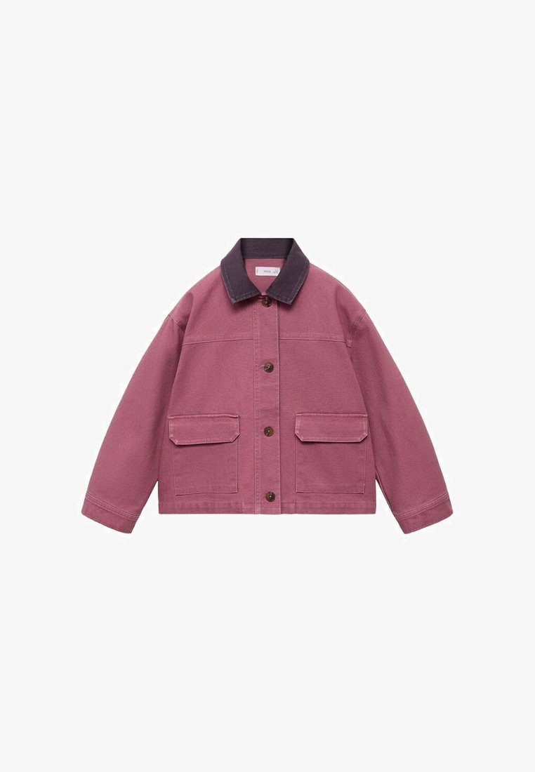 Roza denim jakna s temnim ovratnikom, sprednjim gumbom in dvema velikima žepoma na prsih. Ima kvadratno obliko in trdno teksturo.