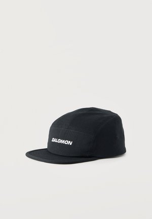 Cappello nero a cinque pannelli con visiera piatta e logo "SALOMON" bianco ricamato sul pannello frontale su uno sfondo uniforme.