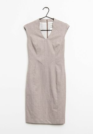 Graues, ärmelloses Kleid mit V-Ausschnitt und strukturiertem Oberteil, das dezente vertikale Streifen und einen Schlitz am Ausschnitt aufweist.