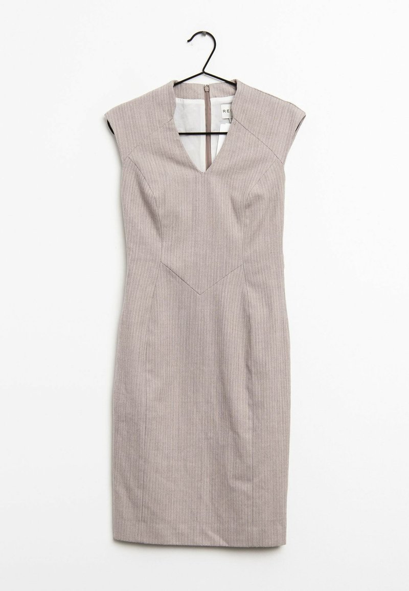 Vestido gris sin mangas con escote en V y corpiño estructurado, con sutiles rayas verticales y un recorte en forma de ojo de cerradura en el cuello.