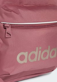 adidas Performance LINEAR ESSENTIALS - Mochila - preloved crimson champagne met white