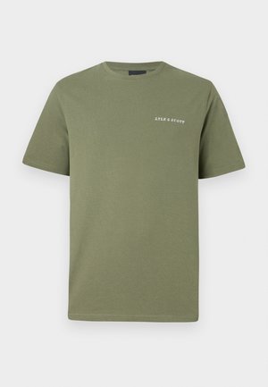 Oliwkowa bawełniana koszulka z krótkim rękawem i okrągłym dekoltem. Posiada białą grafikę logo na lewej stronie klatki piersiowej. Gładka tekstura.