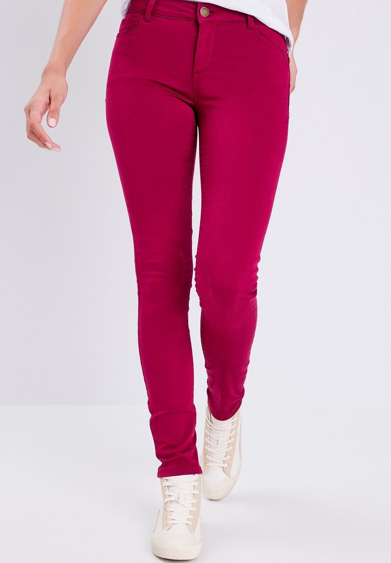 Jeans ajustés à taille haute en fuchsia vif, fabriqués en tissu extensible en mélange de coton ; dotés de cinq poches et d'une fermeture à bouton.