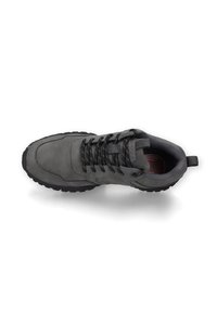 Grauer Wanderschuh aus Wildleder und Mesh, mit schwarzen Schnürsenkeln, einer strukturierten Sohle und einem gepolsterten Kragen. Sauberes, elegantes Design.
