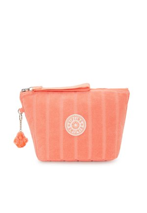Prostokątna saszetka na zamek w kolorze koralowego różu z teksturowanymi pionowymi paskami, materiałowym paskiem na nadgarstek, okrągłą naszywką z logo oraz małą brelokiem z małpką na suwaku.