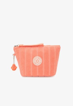 Bolsa rectangular de cremallera color coral rosa con rayas verticales texturizadas, correa de tela para la muñeca, parche de logo circular y pequeño llavero de mono en el tirador de la cremallera.