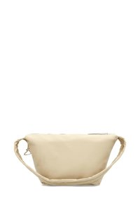 Bolso beige hecho de una tela suave, con cierre superior de cremallera, una correa texturizada y forma triangular con un diseño holgado.