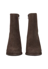 Braune Wildleder-Stiefeletten mit glatter Textur, geschlossener Zehenpartie und runder Form. Mit seitlichen Reißverschlüssen für ein einfaches An- und Ausziehen.