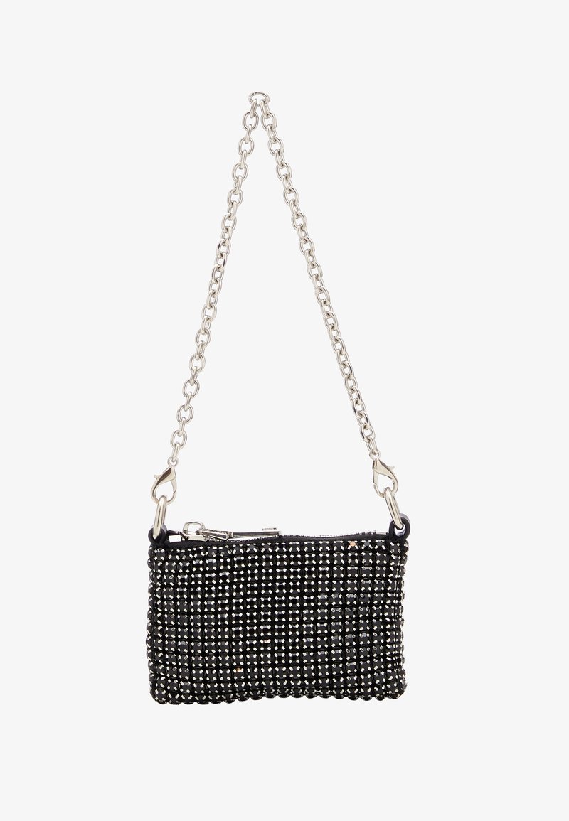 Sac à main en perles noires avec une bandoulière en chaîne argentée et fermeture éclair, dotée d'une surface texturée de perles brillantes disposées en motif de grille.