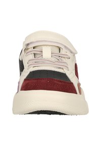 Multikleurige sneaker met een witte leren bovenkant, zwarte synthetische accenten en bordeauxrode suedine details. Textured rubberen zool en gaas tong.