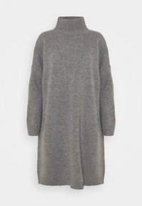 Longue robe-pull grise tricotée avec un col montant côtelé, manches longues et poignets et ourlet côtelés.