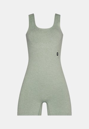 Tuta senza maniche in maglia a costine verde oliva con spalline larghe e lunghezza fino a metà coscia, con una piccola etichetta nera con logo sul lato sinistro.