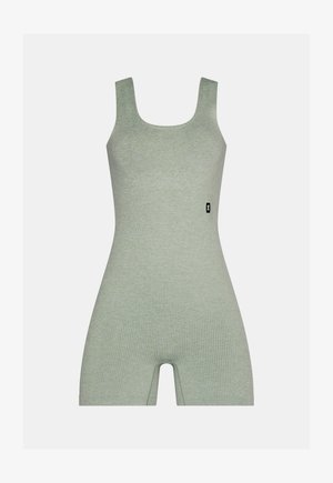 Bezrękawnik, oliwkowozielony kombinezon z prążkowanego dzianiny, z szerokimi ramiączkami i długością do połowy uda, posiadający małą czarną metkę z logo po lewej stronie.