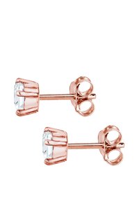 Boucles d'oreilles en or rose avec un cristal clair et facetté, dotées d'une base ronde et d'une finition polie. Comprend un fermoir papillon.