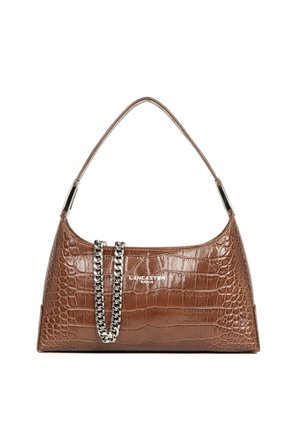Sac à main en cuir marron à texture crocodile avec détail chaîne argentée et bandoulière, logo Lancaster Paris au centre devant.