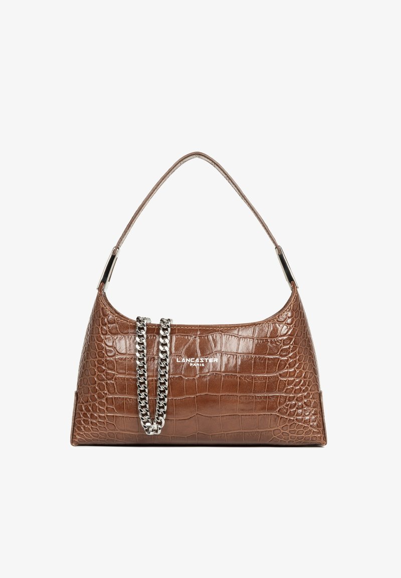 Sac à main en cuir marron à texture crocodile avec détail chaîne argentée et bandoulière, logo Lancaster Paris au centre devant.