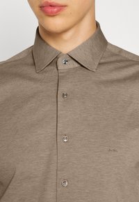 Michael Kors SOLID SLIM SHIRT - Camisa - beige