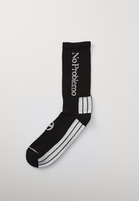 Schwarze Stricksocke mit weißer Aufschrift "No Problemo" und Streifen. Verfügt über gerippte Textur und eine abgerundete Spitze.
