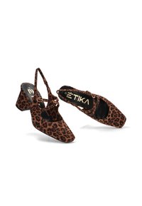 Zapatos de tacón slingback de estampado de leopardo con punta cuadrada, material de faux fur texturizado y un tacón grueso. Incluye tira en el tobillo y laterales con corte.
