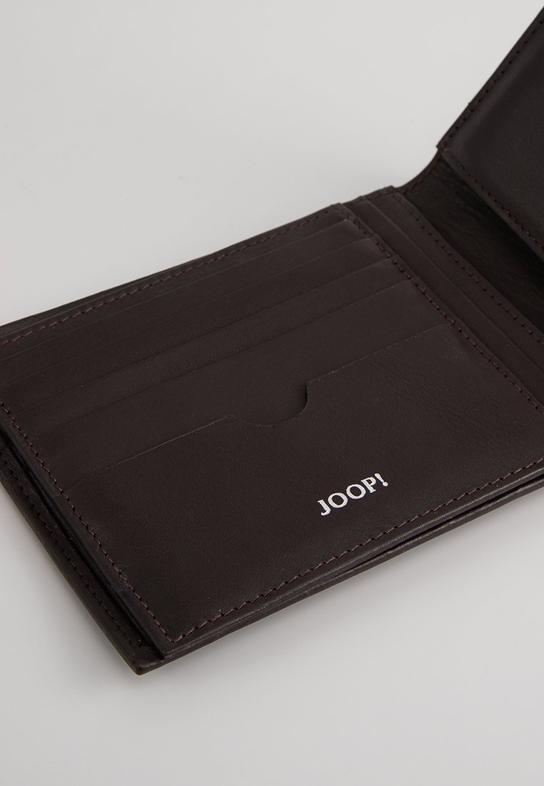 Braunes Lederportemonnaie mit mehreren Kartenfächern, glatter Textur und geprägtem Branding "JOOP!" in Weiß, versehen mit kontrastierenden Nähten.