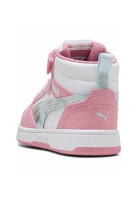 Vysoké tenisky s ružovou a bielou syntetickou kožou, reflexné akcenty, vystužený golier a slučkový ťahací pás na päte.