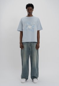 LOW LIGHTS STUDIOS® CHROMATIC - T-shirts med print - sky blue