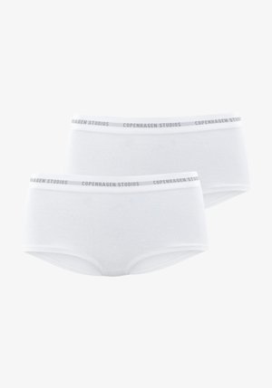 Két pár fehér pamut alsónemű, bordázott textura és szürke "Copenhagen Studios" logóval ellátott derékpánttal. Klasszikus, alacsony derékú design.