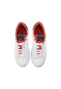 Zapatillas blancas con acentos rojos y detalles en azul marino. Parte superior de sintético suave, cierre con cordones, collar acolchado y logo en la lengüeta.