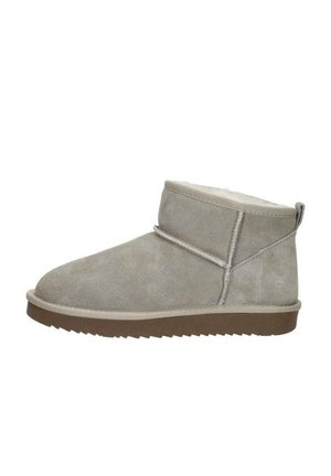 Suède enkelboot in lichtgrijs met zachte bontvoering, platte rubberen zool en minimalistisch design. Voorzien van gestikte accenten en een trekriem.