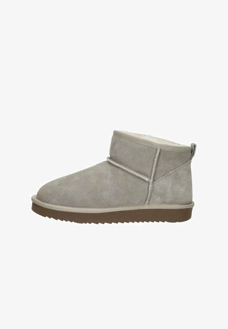 Suède enkelboot in lichtgrijs met zachte bontvoering, platte rubberen zool en minimalistisch design. Voorzien van gestikte accenten en een trekriem.
