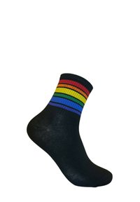 Schwarze Knöchelsocke mit horizontalen Regenbogenstreifen in Rot, Orange, Gelb, Grün und Blau am oberen Bündchen.
