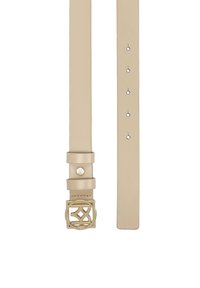 Cinturón de cuero beige con una hebilla circular en tono dorado que presenta un diseño entrelazado, y agujeros espaciados uniformemente para el ajuste.
