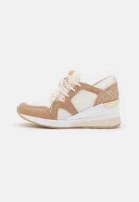 Sneakers con una parte superiore in rete bianca e sintetico beige, caratterizzati da un pannello testurizzato beige, un accento arancione sulla linguetta e una suola in gomma bianca.