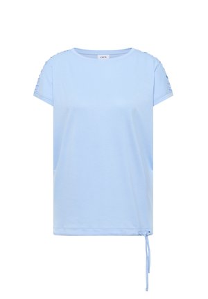 Lichtblauw shirt met korte mouwen en ronde hals, met geplooide details op de mouwen en een verstelbaar trekkoord aan de onderkant van de rechterzoom.