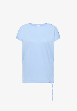 Lichtblauw shirt met korte mouwen en ronde hals, met geplooide details op de mouwen en een verstelbaar trekkoord aan de onderkant van de rechterzoom.