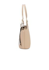 Borsa a tracolla in ecopelle beige con una texture liscia, chiusura laterale con zip e tracolle regolabili, dotata di un'etichetta con logo in bianco e nero.