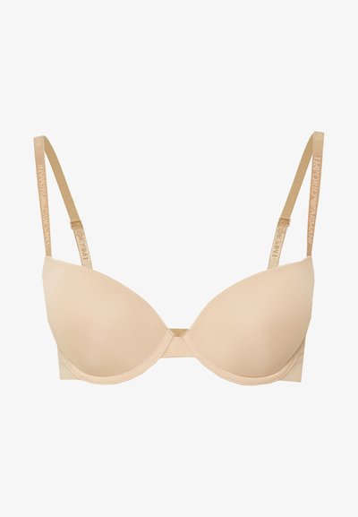 Soutien-gorge beige rembourré avec bretelles réglables, soutien par armatures, texture lisse et détails de logo sur les bretelles, présentant un design sans coutures.