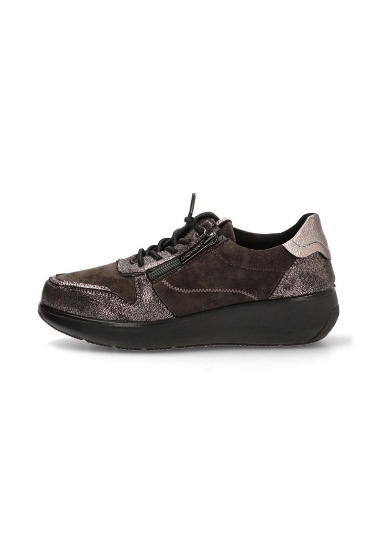 Zapatillas de color gris oscuro con una mezcla de gamuza y acentos metálicos, puntera redondeada, detalles texturizados y una gruesa suela negra.