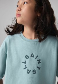 smALLSAINTS TIERRA CREW LOGO  - Apdrukāts T-krekls - pale blue