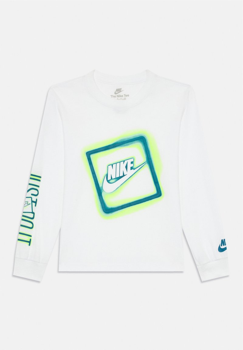 Camisa de manga longa branca com o logótipo da Nike em verde e azul. Apresenta o texto "JUST DO IT" na manga esquerda, punhos canelados e tecido macio.