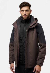 Giacca imbottita marrone e nera con zip frontale, cappuccio e polsini elasticizzati, con interno trapuntato e dettagli con logo.