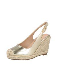 Zapato de cuña slingback metálico dorado con una plataforma de yute tejido texturizado y puntera cerrada que presenta un detalle trenzado en la parte frontal.
