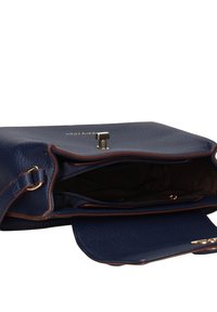 Marineblauwe leren handtas met een gestructureerde afwerking, gouden hardware, een ritssluiting en een open klep voor gemakkelijke toegang.