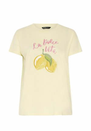 T-shirt jaune clair à manches courtes avec le texte rose "La dolce vita" et deux citrons jaunes illustrés avec des feuilles vertes à l'avant.