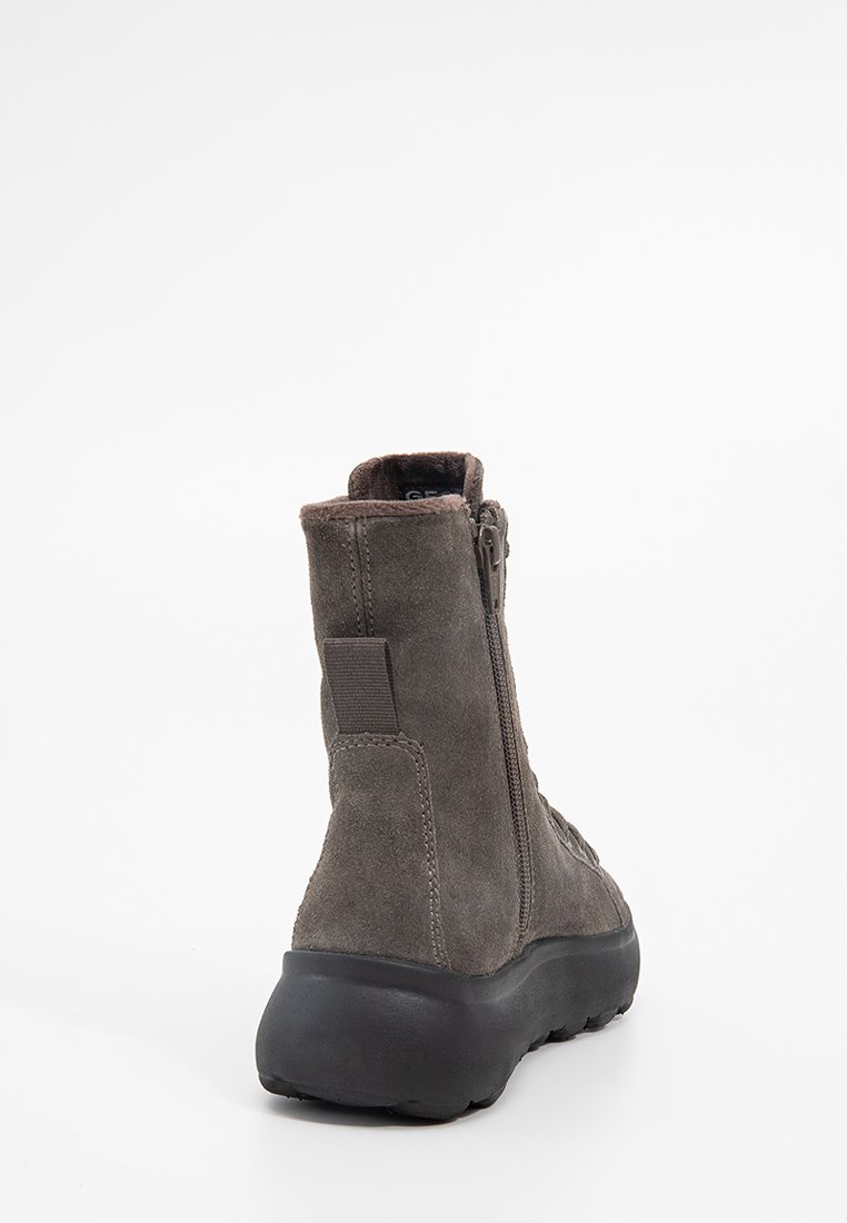 Graue Wildleder-Stiefeletten mit einer robusten Gummisohle, seitlichem Reißverschluss und strukturiertem Obermaterial; gepolsterter Schaft für zusätzlichen Komfort.