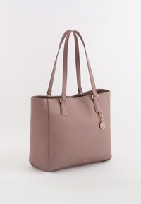 Rosa syntetisk tote bag med en struktureret overflade, dobbelte flade håndtag og en charm i guldfarve vedhæftet. Åben topdesign, rummelig indvendig.
